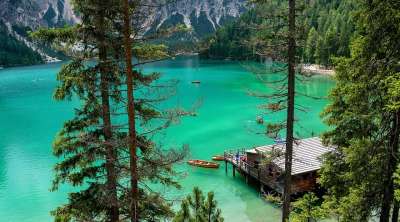 湖 Braies 阿尔卑斯山 旅行 意大利 白云岩 水 景观