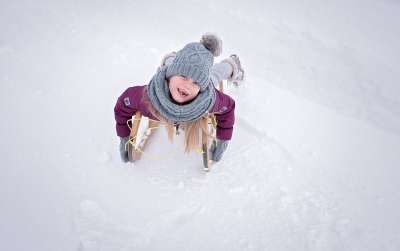 人 人的 孩子 女孩 雪橇 户外 自然 冬天 雪 乐趣