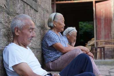岛屿 留守老人 孤独 人 旧 坐在 户外 亚洲 悲 退休