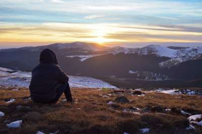 人们 男人 独自的 卫衣 自然 景观 草 山 天空 云 日落