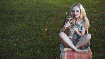 夏天 猫 年轻女子 金发女郎 纵向 自然 草 绿色