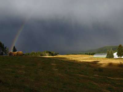 雷雨 彩虹 原野 景观 农场 夏天 干草卷 乌云