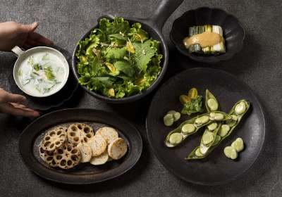 日本餐 沙拉 蔬菜 番茄 兜帽 莲藕 蚕豆 韭葱 汤