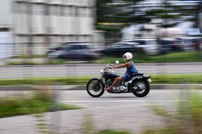 自行车 摩托车 骑士 司机 交通 路 车辆 速度 面包 景观
