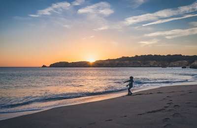 男孩 海滩 日落 玩 孩子 家庭 海 海洋 水 假期 沙
