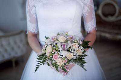 人们 女士 新娘 婚礼 婚姻 花束 爱 亲密的 裙子 袍