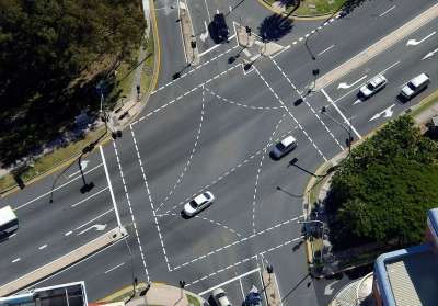 十字路口 交界处 路 交通 红绿灯 线 模式 汽车 城市的