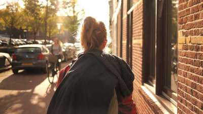 人们 女士 包子 阳光明媚 走 街道 建造 公寓 绿色 树木