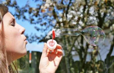 女孩 肥皂泡 玩 吹 家庭 闲暇时间 畅快 外面玩 年轻 儿戏