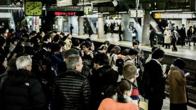 人们 男人 女性 孩子们 家庭 朋友 等待 火车 车站 日本