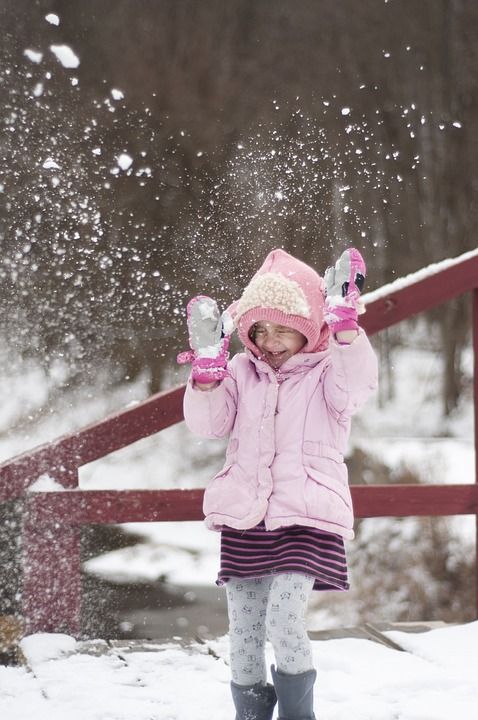 投掷 滚雪球 冬天 雪 乐趣 寒冷的 帽子 冬季 女孩 粉色的
