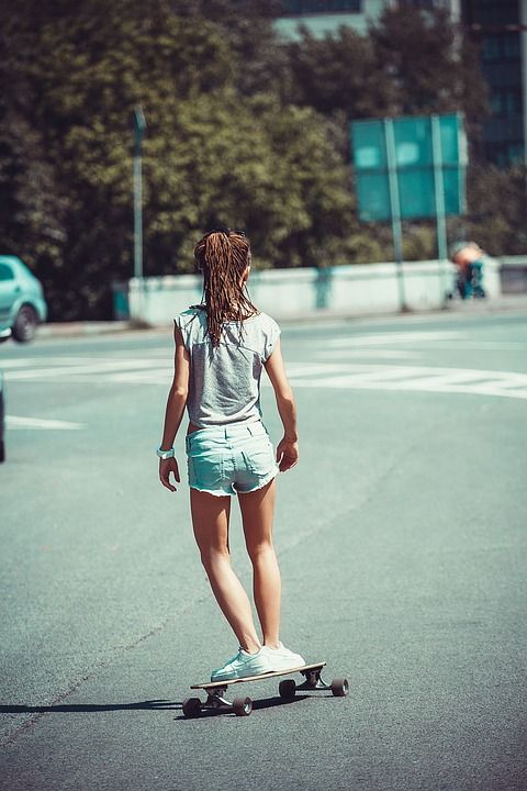 在海滩上拍照 年轻女子 裙子 谎言 时尚 女人 女性 模型 眼镜