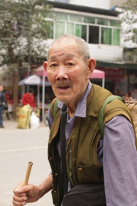 老人 乡村 迷茫
