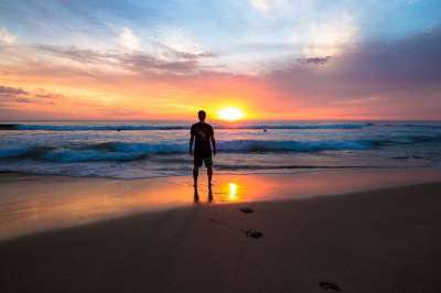 人们 男人 独自的 轮廓 海滩 海 海洋 海浪 水 阳光