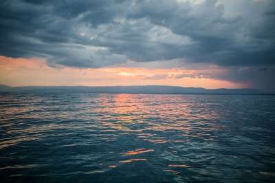 日落 黄昏 天空 云 多云的 风暴 灰色的 海洋 海 地平线