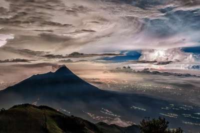火山 雷云 夜景 闪电 默拉皮山 城市的灯光 日惹 爪哇中部