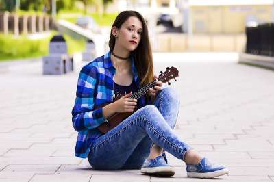 年轻女子 四弦琴 一个女孩的肖像 美丽的女孩 模型 头发 纵向