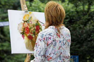 女士 绘画 帆布 刷子 花朵 艺术家 画架 艺术品 户外