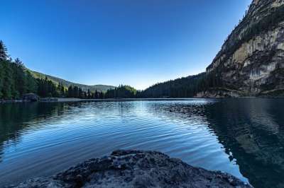 湖 高山湖泊 山下湖 白云岩 反射 蓝色的 景观 墙纸 性质壁纸