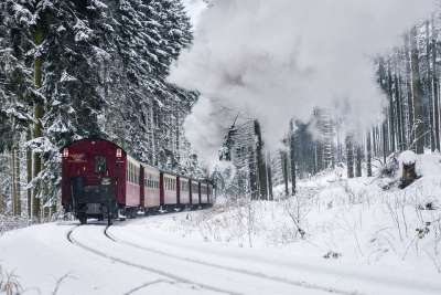 膳Schmalspuhrbahn 冬季景观 开足马力 雪 冬天 寒冷的