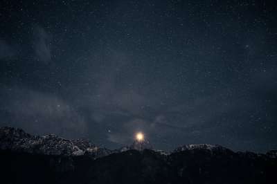 黑暗的 天空 夜晚 星星 月亮 山 景观 蓝色月光