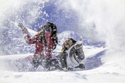 雪 女孩们 玩 冬天 人们 自然 户外的 幸福 喜悦 时尚