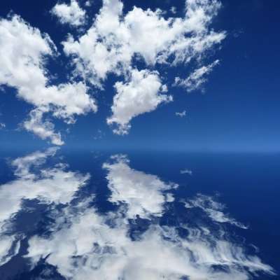 天堂 背景 反射 蓝色 白色的 幻想 海 水 多云的天空 云