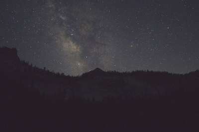 黑暗的 夜晚 星星 观星 天文摄影 山 旅行 灰色的旅行