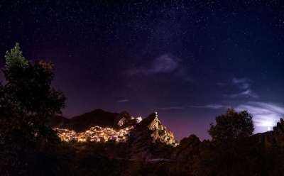 城市之光 黑暗的 景观 山 户外 轮廓 天空 星星 树木