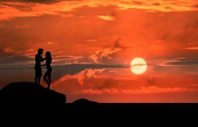 日出 夫妻 轮廓 日落 人们 爱 夏天 景观 一起 浪漫