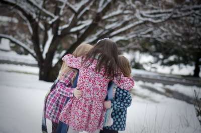 女孩们 姐妹 雪 冬天 快乐的 童年 年轻 一起 乱堆