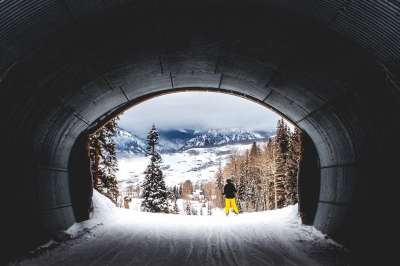 科罗拉多州 隧道 滑雪 滑雪者 下坡 坡 采取 山 森林 树木