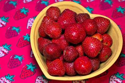 草莓 浆果 水果 食物 收成 成熟 新鲜 可爱的 有机 生产