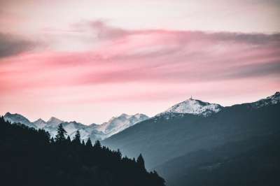 景观 山 树木 针叶树 天堂 多云 颜色 夕阳，太阳