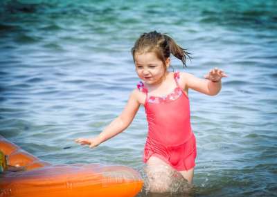 女孩 童年 孩子 快乐的 肖像 女儿 人 旅行 夏天 户外