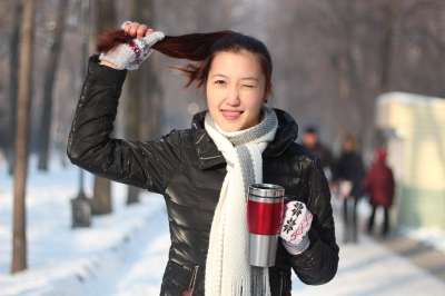 女孩 竹编 人 头发 寒冷的 咖啡 微笑 冬天 快乐的 圣诞节