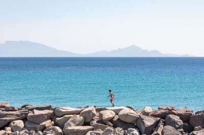 儿童 男孩 运行 玩 海 水 滨 地平线 夏天 岩石 海洋
