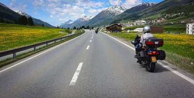 路 摩托车 旅行 高速公路 山 乡村的 骑自行车的人 宝马摩托车
