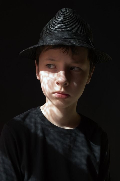 男孩 孩子 青少年 脸上的光芒 学步的儿童 脸上有刺眼的阳光
