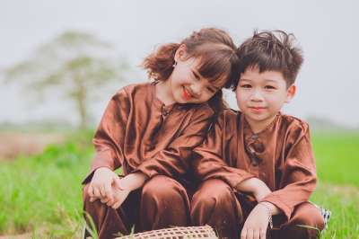 儿童 爱 夫妇 乡村 越南 场 潮湿的稻米 绿色的草地上 草地上