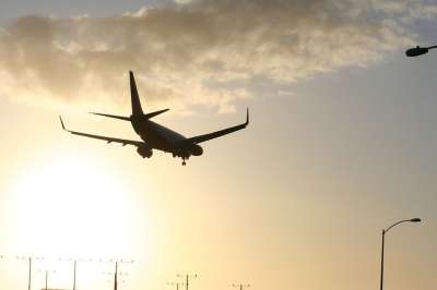 降落 日落 松懈 洛杉矶 飞机场 飞机 航空 到达 棕色飞机