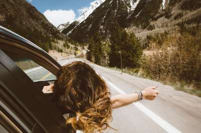车 景观 山 自然 户外 路 旅行 树木 车辆 女士