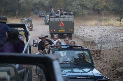 人们 人群 苹果浏览器 旅游 路 汽车 车辆 旅行 印度 亚洲