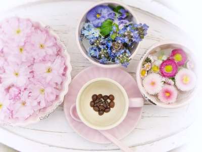 托盘 开花 春天 杯子 粉红色的心 咖啡豆 早餐 爱 情人节