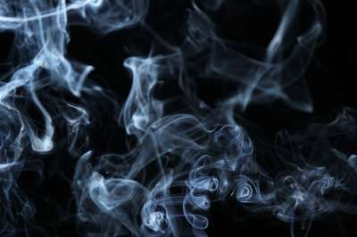 抽烟 点亮 白色的 背景 黑色的