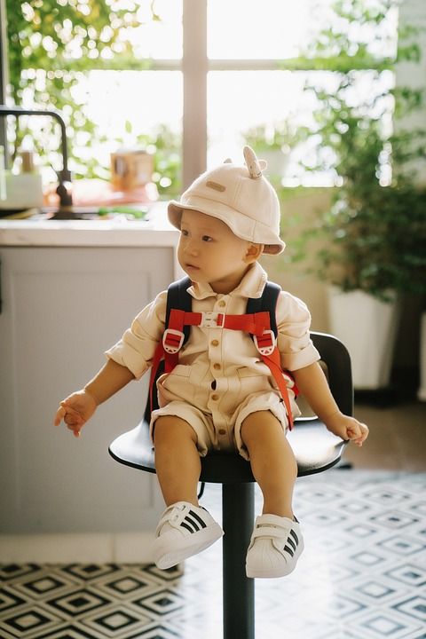 学步的儿童 小男孩 家