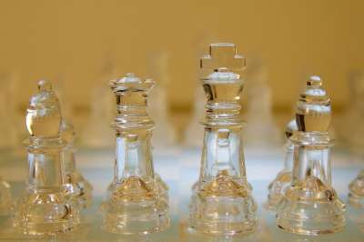 象棋 国际象棋游戏 棋盘上的棋子 王 女士 赛跑者 游戏 战略