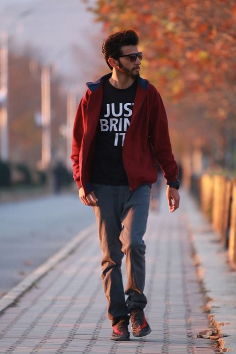 户外 人们 街道 时尚的男孩 时尚 男人的时尚 模糊的背景 眼镜