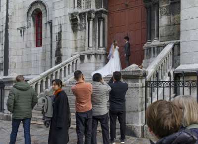新婚夫妇 教会 摄影 游客 城市 旅游景点 相机 法国 巴黎