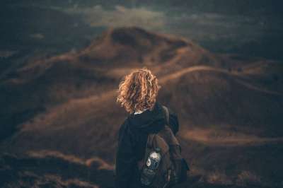 人们 背部 旅行 山 高地 景观 攀登 远足 冒险